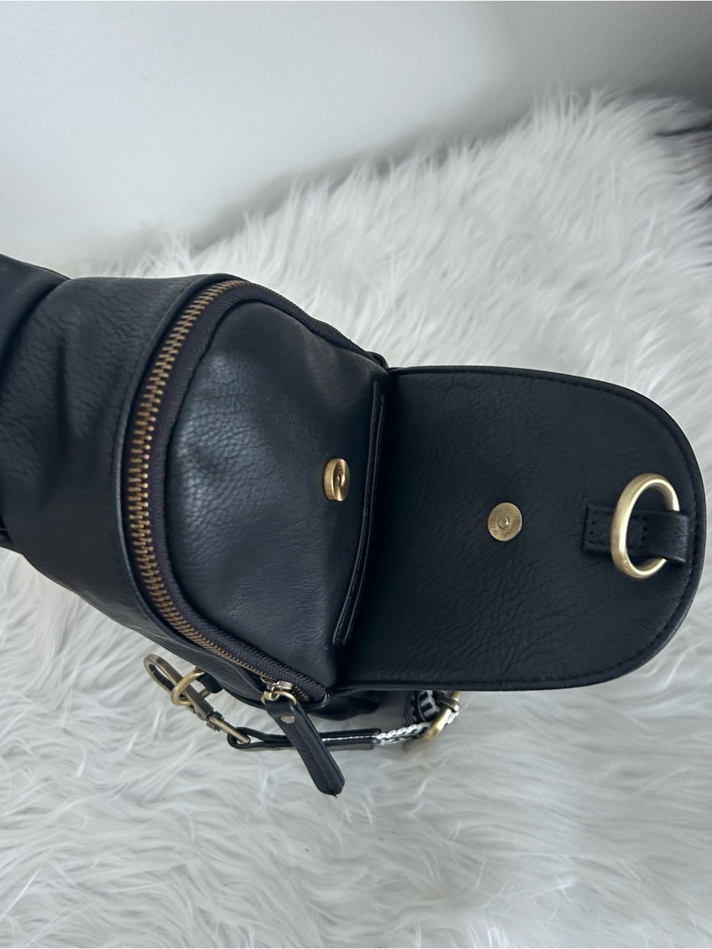 Urban Originals Black Vegan Leather Sling Backpack Crossbody Bag Guitar Strap - Picture 7 of 13